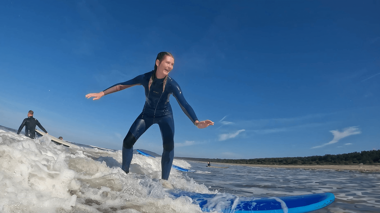 Group traveller surfing at surf camp in Australia