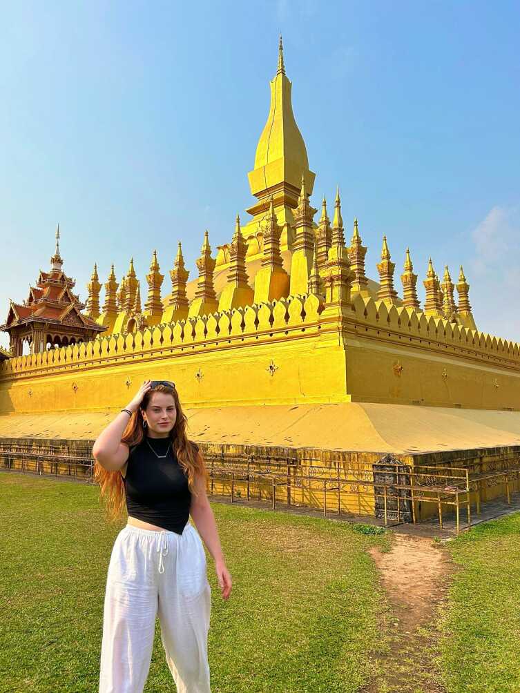 Traveller in front of Pha That Luang
