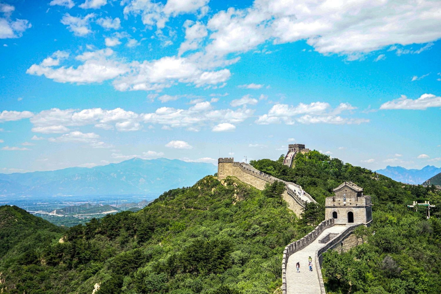 View of the Great Wall of China on a sunny day