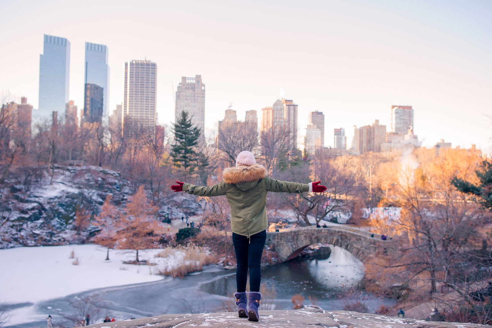 Traveller in the snow at Central Park in New York City