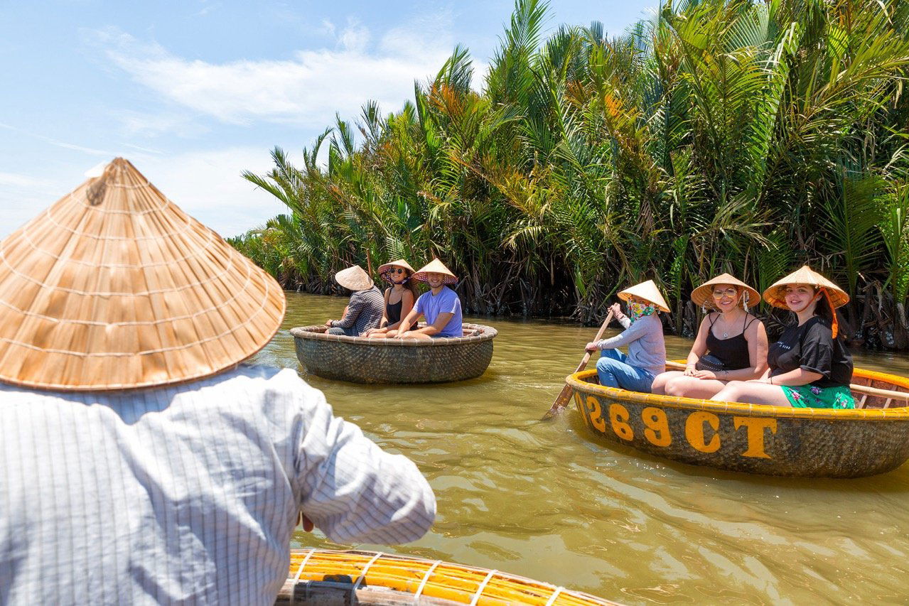 Travellers on crab fishing in Hoi An on traditional baskets