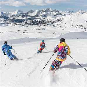3 people skiing 