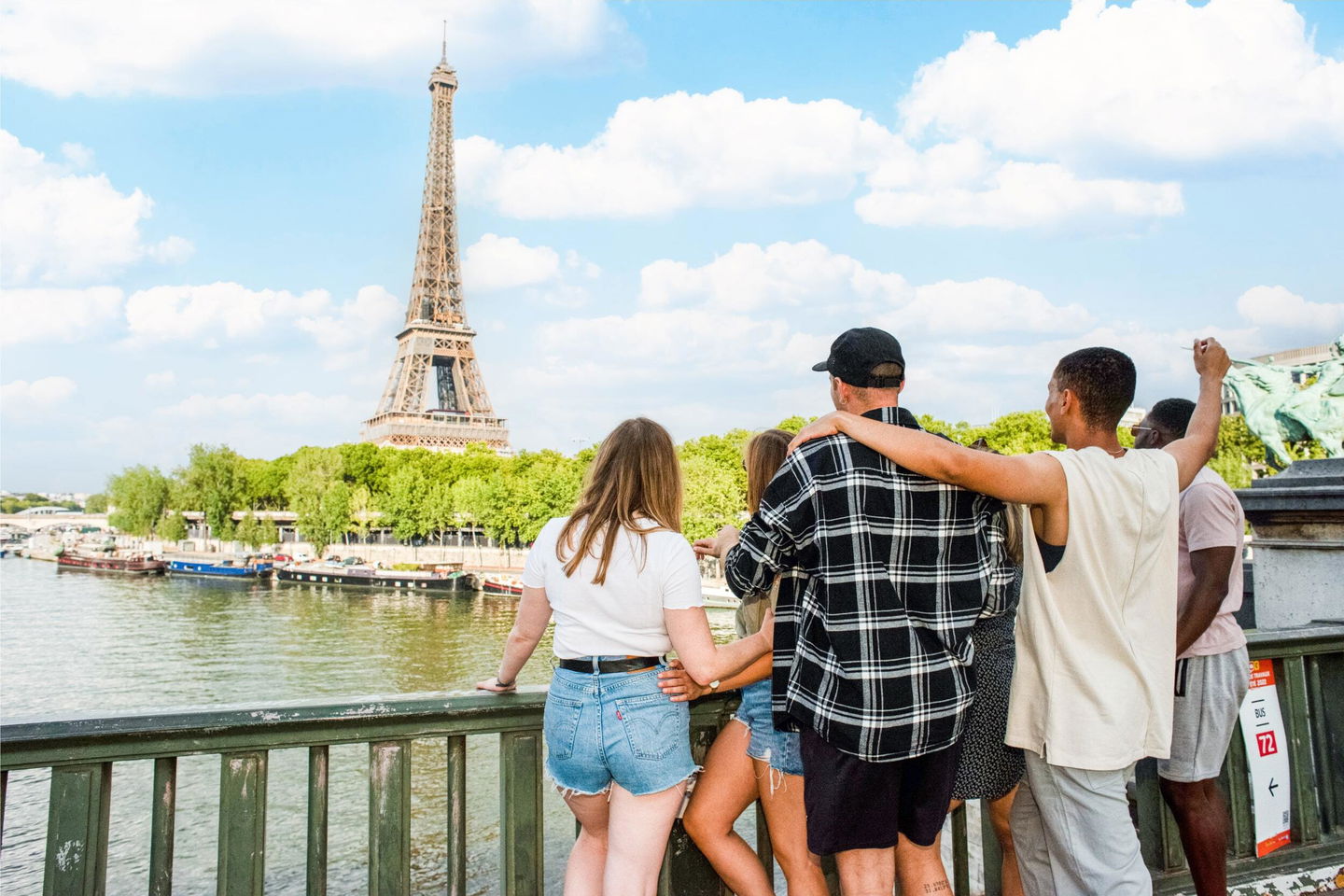 Group of travellers with facing the view of the Eiffel Tower in Paris