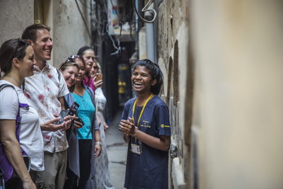A tour guide talking to a group of travellers