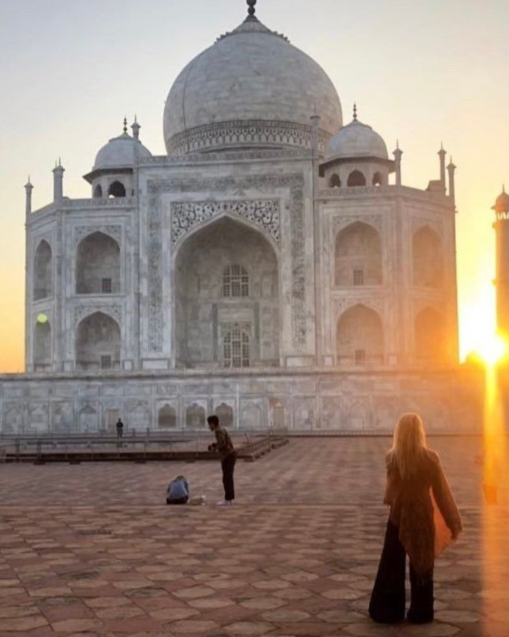 Group traveller at Taj Mahal in India at sunrise 