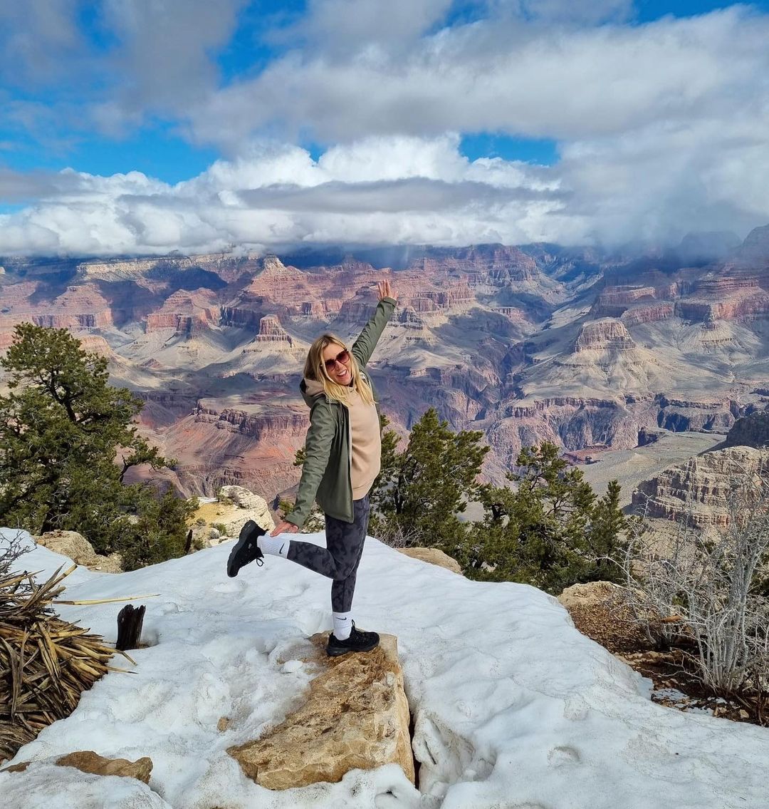 Group traveller standing at top of viewpoint at the Grand Canyon in USA