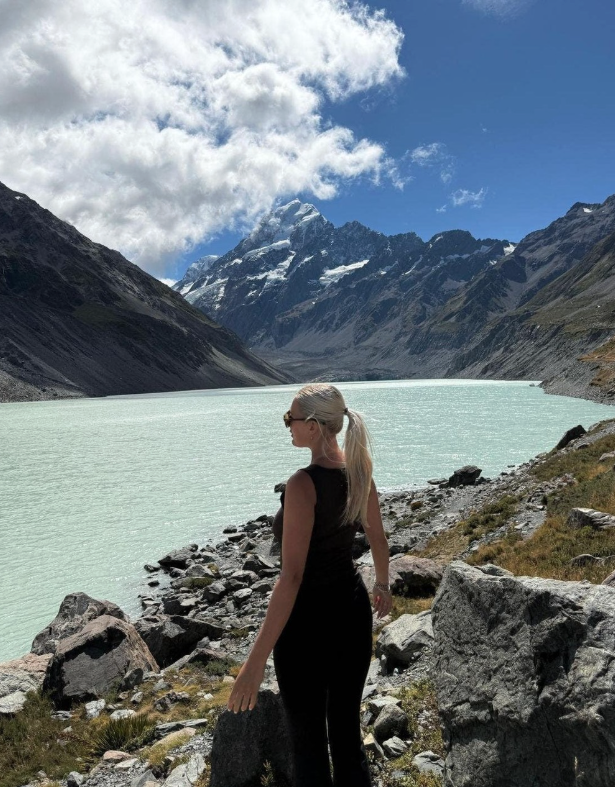 Traveller looking over Hooker Lake in Aoraki/Mount Cook National Park in New Zealand