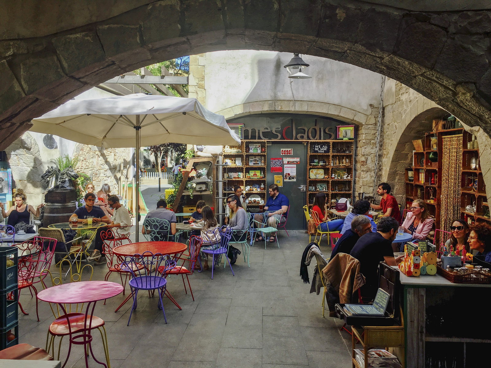 People sitting in the dining area of Mescladis