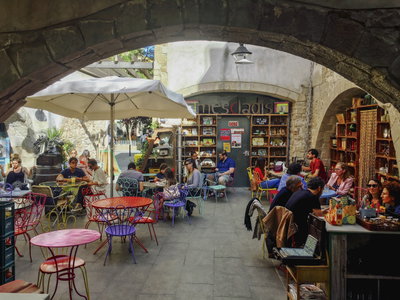 People sitting in the dining area of Mescladis