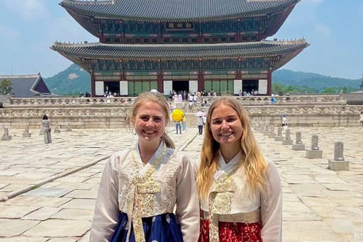 travellers dressed in traditional korean clothes at Gyeongbokgung Palace