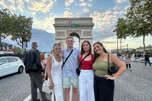 Travellers in Paris in front of the Arc de Triomphe