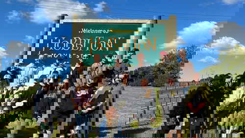 Group of traveller at Hobbiton Movie Set sign
