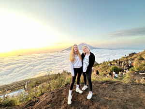 Best Travel Groups for Singles Over 40 